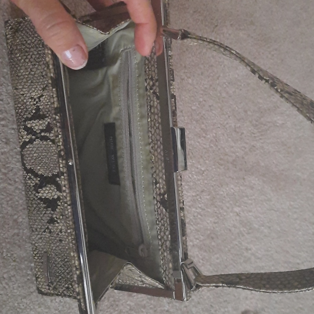 Clutch‎ - Picture 2 of 3